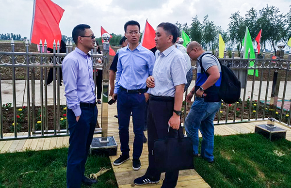 與會領(lǐng)導(dǎo)參觀梨樹縣耕地質(zhì)量與黑土地保護(hù)示范區(qū)監(jiān)測點