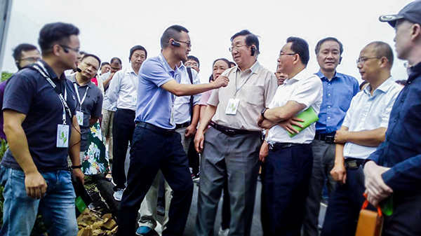 托普云農(nóng)陳渝陽董事長陪同劉天金主任、陳宗懋院士參觀現(xiàn)場