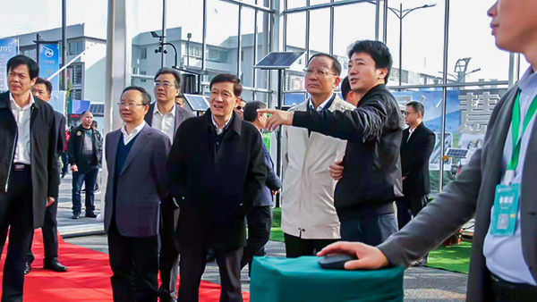浙江省人大常委會(huì)副主任、省總工會(huì)主席史濟(jì)錫詳細(xì)詢(xún)問(wèn)省農(nóng)業(yè)信息化建設(shè)情況